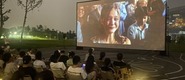 （女人跟男的操转载）成都秋夜“新耍法”：到公园看坝坝电影